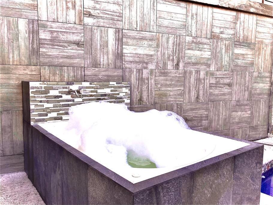 Loft Arte Y Diseno Alberca Climatizada, Amenidades Y Lujo, Terraza Privada Con Asador De Carbon, Cuernavaca Somos Los Unicos Que Te Ofrecemos Para Tu Uso Personal Y Exclusivo 2 Jacuzzis Con Agua Caliente Y Sistema De Hidromasaje Tipo Spa Extérieur photo
